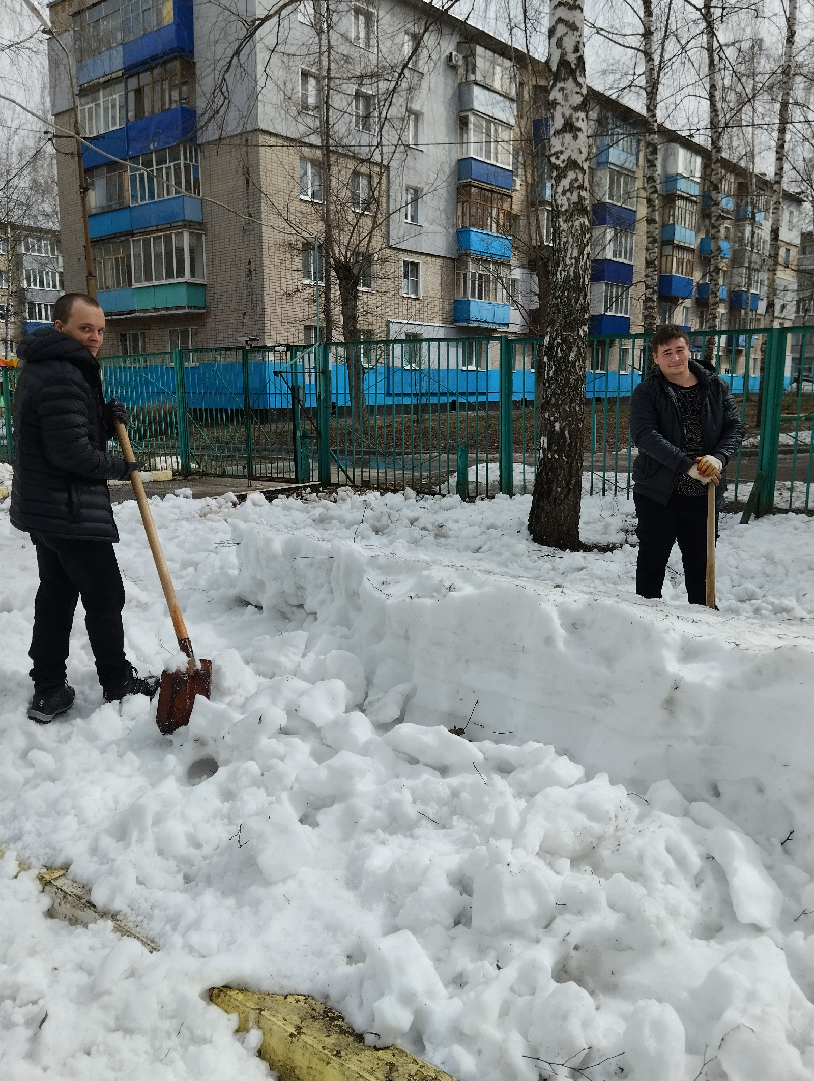 03.04.24 в рамках волонтёрской деятельности студенты каф. СЛПиМ, гр.22МОС1 Бижанов Дмитрий, Юрасов Артем и гр.21 МОЛ1 Сластухин Владислав оказали помощь в рыхлении снега МБДОУ детскому саду №109, г. Пензы Планета детства.
